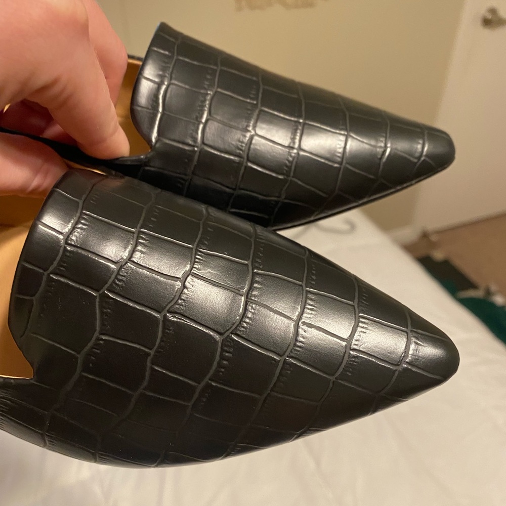 Crocodile Embossed Pointed Toe Flats